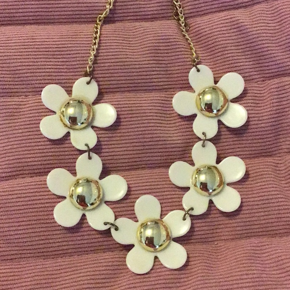 WHITE & GOLD DAISY FASHION NECKLACE - Picture 3 of 3